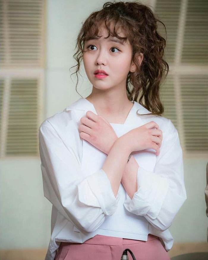 
Ngay khi tung tạo hình Geu Rim trong Radio Romance, Kim So Hyun đã gây sốt với mái tóc xoăn tít.