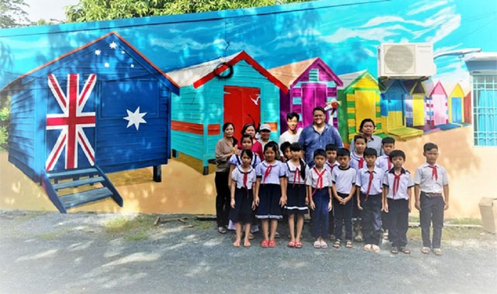 
Học sinh xã Tịnh Thới chụp ảnh cùng các họa sĩ người Úc và Việt Nam (ảnh: Fanpage Làng Bích họa hữu nghị Việt - Úc - Cao Lãnh Đồng Tháp)