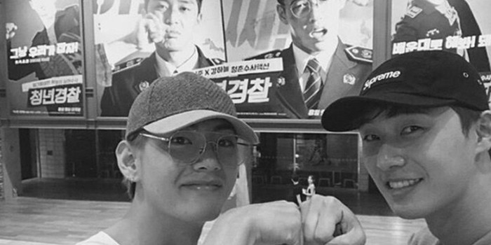 
Anh chàng còn tranh thủ đến ủng hộ bạn mình tại phim trường của Cảnh Sát Tập Sự, phim điện ảnh mới nhất của Park Seo Joon.