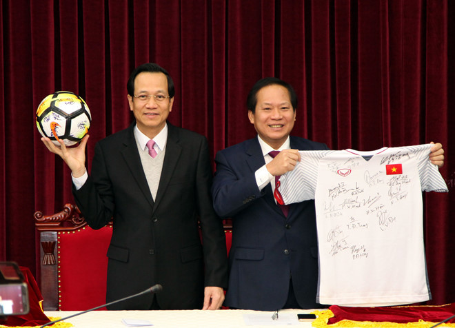 Áo và bóng thi đấu của U23 Việt Nam tặng thủ tướng đấu giá được 20 tỷ