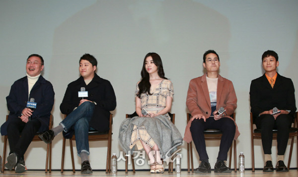 
Han Hyo Joo giữa dàn diễn viên toàn những sao nam hạng A.