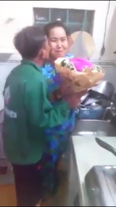 
Để bày tỏ tình cảm của mình nhiều hơn nữa, chú đã hôn lên má cô ngay khi vừa trao cô bó hoa. 