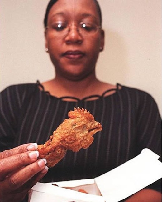 
Người mẹ đã phát hiện ra cả một chiếc đầu gà trong suất ăn mà cô mua cho con trai mình