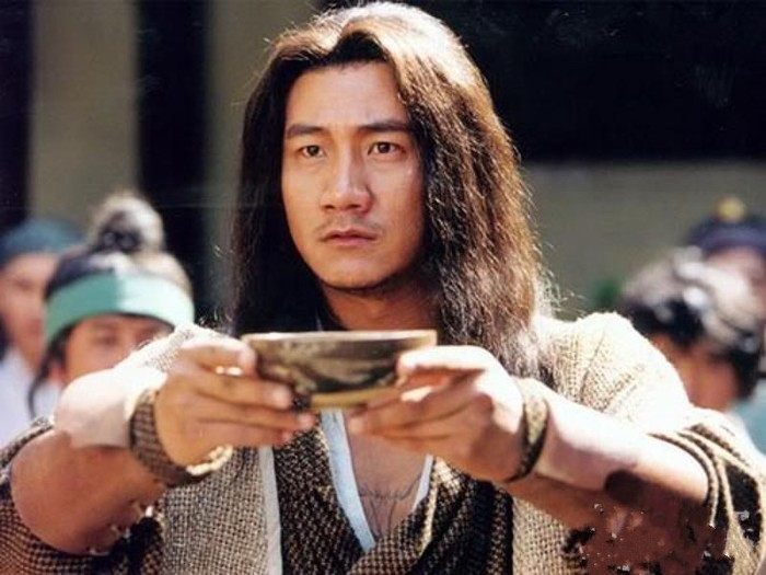
Hồ Quân khiến khán giả nhớ mặt, nhớ tên nhờ vai diễn Kiều Phong trong Thiên Long Bát Bộ 2003.