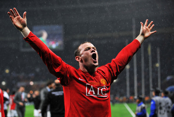 
Dẫn đầu danh sách này không ai khác chính là "con quỷ đầu đàn" Wayne Rooney. Trong giai đoạn từ 2006 đến 2011, Rooney cùng Man Utd đã vào chung kết cúp C1 châu Âu đến 3 lần, trong đó có chức vô địch tại năm 2008 sau khi vượt qua Chelsea trong loạt luân lưu cân não dưới đêm mưa Moscow. Dù đã bước sang bên kia sườn dốc sự nghiệp và khó có cơ hội góp mặt tại đấu trường Champions League khi chuyển sang thi đấu cho Everton nhưng "gã Shrek" có quyền tự hào vì những ánh hào quang trong quá khứ. Ra sân tổng cộng 85 trận trong 6 mùa dưới màu áo Man Utd, Rooney ghi được 30 bàn thắng, trung bình hơn 4 bàn/mùa.