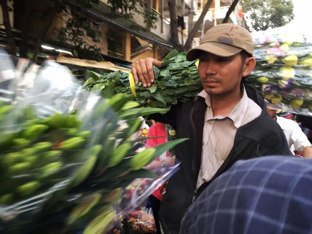 
Chen chân đi giữa dòng người đông nghịt tại chợ hoa sỉ Đầm Sen (Q.11-TP.HCM). Ảnh: T.V.N