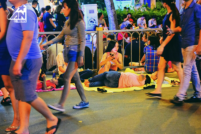 Trên cầu Khánh Hội vài gia đình mang theo chiếu, mền để nằm ngay trên mặt đường.