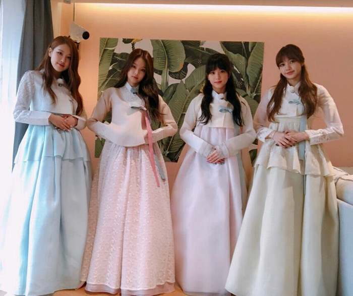 
Những cô nàng Black Pink cũng "xúng xính" diện Hanbok đón năm mới 2018.