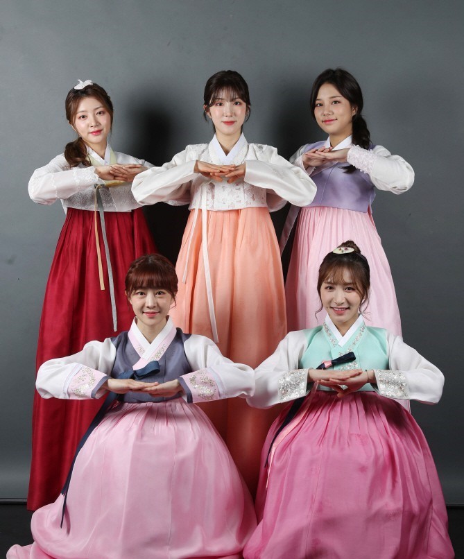 
Và đây, các cô nàng của nhóm Laboum còn thực hiện cả kiểu chào truyền thống của Hàn Quốc để chúc mừng năm mới đến mọi người.