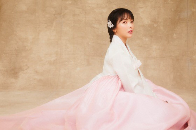 
Nữ ca sĩ Hong Jin Young đằm thắm trong bộ Hanbok.
