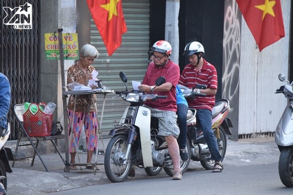 Dân Sài Gòn đổ xô mua vé số cầu mong Thần Tài gõ cửa đầu năm mới