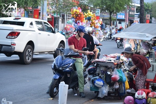 Dân Sài Gòn đổ xô mua vé số cầu mong Thần Tài gõ cửa đầu năm mới