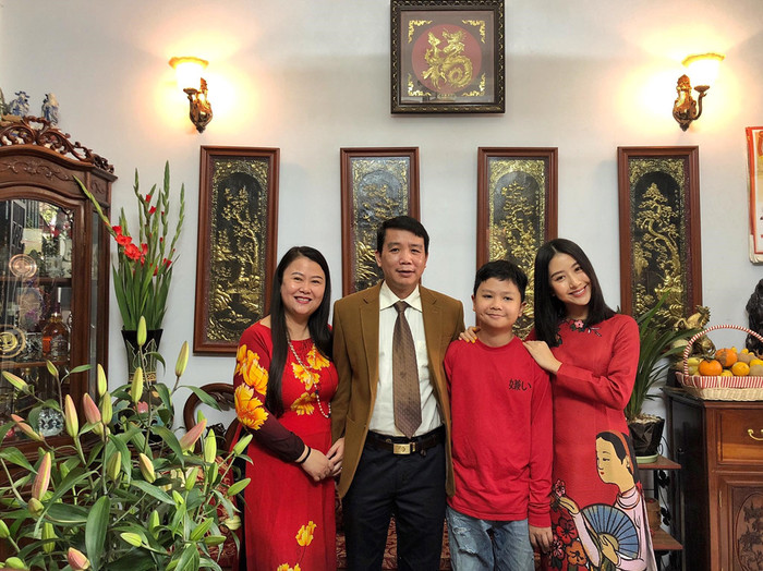 
Hot girl Quỳnh Anh Shyn rạng rỡ trong tà áo dài đỏ chụp hình cùng với gia đình trong ngày mùng 1 Tết. Cô nàng cũng háo hức khi nhận được lì xì từ bố mẹ