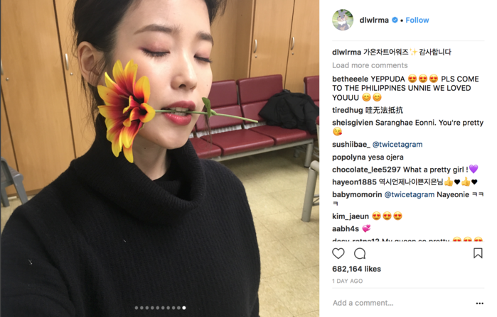 
IU khoe hoa được Nayeon tặng trên Instagram.