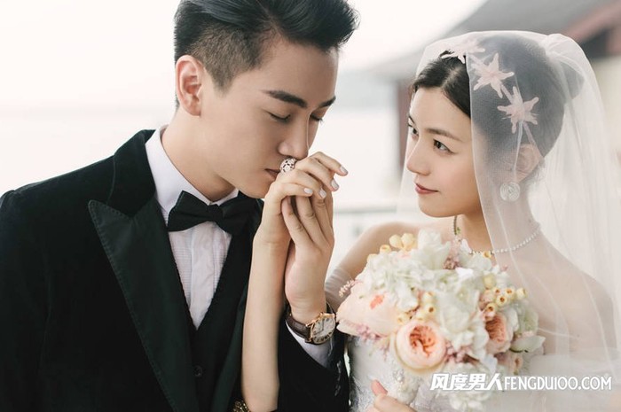 
Anh kết hôn với Trần Nghiên Hy, người hơn Trần Hiểu 4 tuổi.