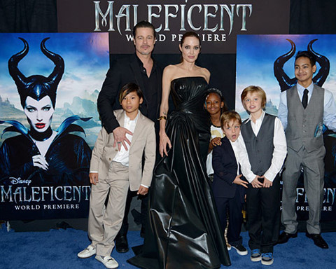 
Rụt rè bên cạnh ba mẹ trong buổi ra mắt phim Maleficent của Angelina Jolie.