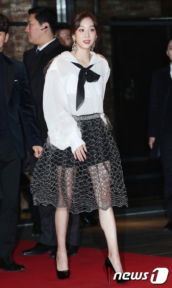 
Jung Ryeo Won xuất hiện với gu thời trang tinh tế, nhẹ nhàng.