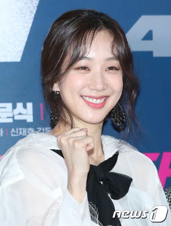 
Cô vừa mới hoàn tất vai chính trong bộ phim truyền hình về đề tài công tố viên khá ăn khách là Witch's Court (tạm dịch: Công tố viên phù thủy) của đài KBS2 trong năm 2017.