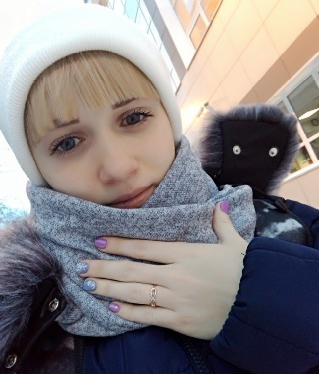 
Cô gái xinh đẹp và chú mèo mun đáng yêu của mình đang selfie thôi mà, có gì lạ lùng nhỉ?