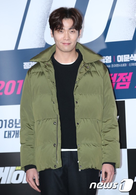 
Nam diễn viên Choi Daniel có vẻ chọn nhầm áo khoác để leo nói đến sự kiện mất rồi!
