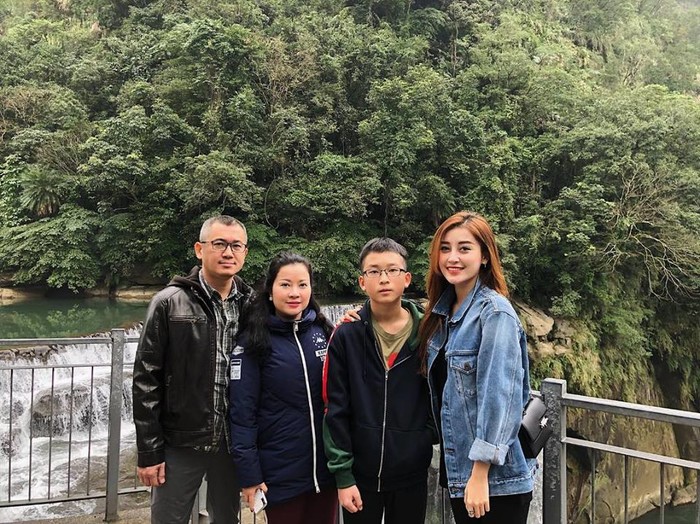 
Cả gia đình Á hậu Huyền My đã đến Đài Loan từ vài ngày trước. - Tin sao Viet - Tin tuc sao Viet - Scandal sao Viet - Tin tuc cua Sao - Tin cua Sao