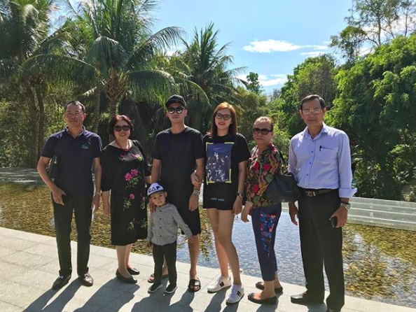 
Ngọc Thạch và đại gia đình cùng đến Thái Lan để du lịch. - Tin sao Viet - Tin tuc sao Viet - Scandal sao Viet - Tin tuc cua Sao - Tin cua Sao