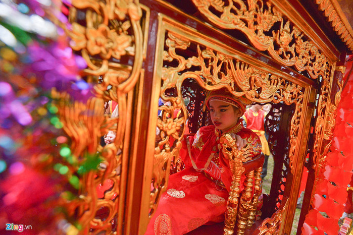 
Kiệu chở "Tướng bà" của thôn Yên Tàng (xã Bắc Phú) là quan trọng nhất với rất nhiều nghi thức và là một "điểm nhấn" đặc biệt cho lễ hội (Nguồn ảnh: Zing)