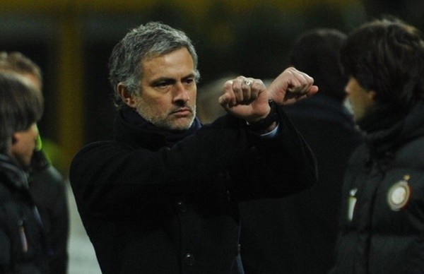 
Hành động "bắt chéo tay" nổi tiếng của Mourinho ở Inter Milan.