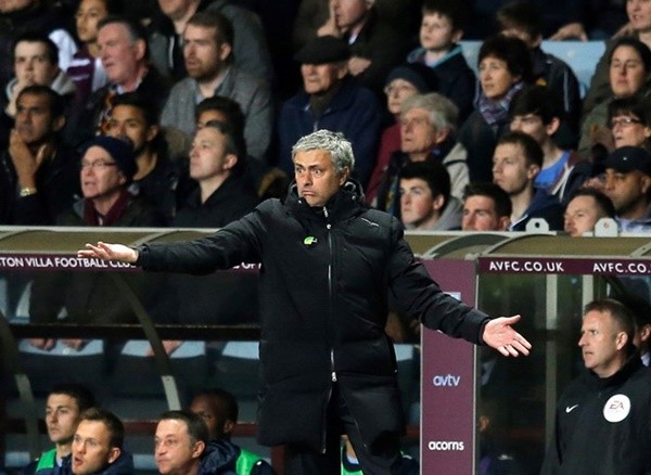 
Mourinho bị trọng tài "đuổi" lên khán đài trong trận thua 0-1 của Chelsea trước Aston Villa mùa 2013/14.