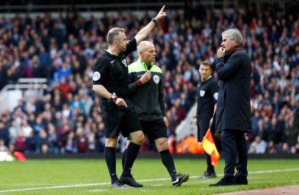 
Mùa cuối tại Stamford Bridge (2015/16), Mourinho bị truất quyền chỉ đạo sau khi phản ứng với quyết định bất lợi của trọng tài dành cho Chelsea.