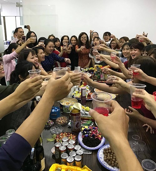 
Những "bữa tiệc ngọt" cũng được tổ chức tại văn phòng để chúc mừng ngày đầu tiên đi làm trong năm mới