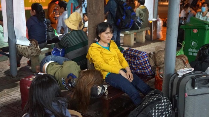 Trở lại Sài Gòn sau Tết, hành khách ngủ gục giữa bến xe lúc 2h sáng