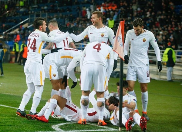 
Niềm vui của AS Roma khi ghi bàn mở tỉ số ở cuối hiệp 1.