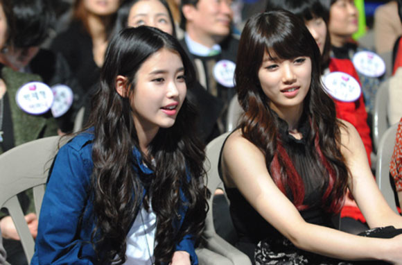 
Suzy và IU trong một sự kiện, trong IU có vẻ nhỉnh hơn bạn mình về nhan sắc khi nhìn ngoài đời.