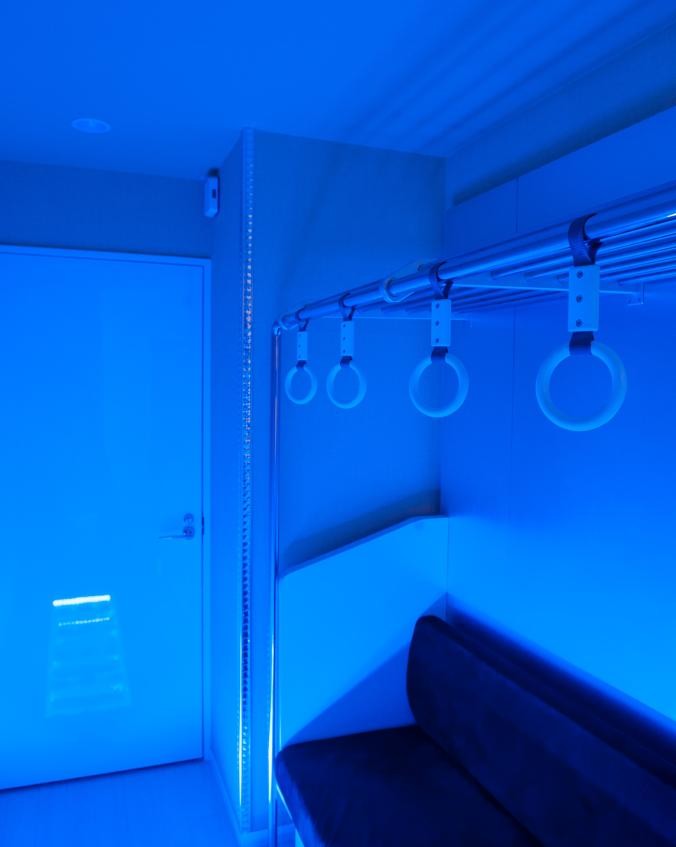 
Hay như căn phòng này, với bối cảnh tàu điện ngầm cùng ánh sáng xanh đặc trưng, có thể khiến tâm trạng khách hàng thoải mái hơn.