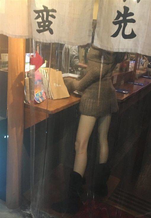 
Anh chàng đã bị thu hút bởi cặp chân dài khi nhìn qua cửa kính của nhà hàng