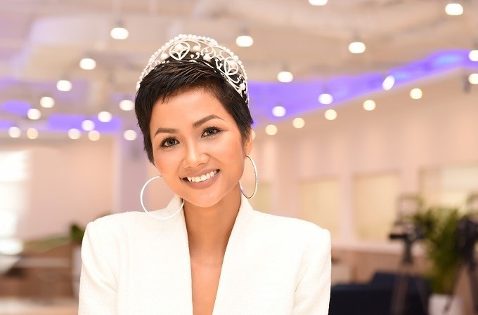 
Học tiếng Anh để giao tiếp tự tin là ưu tiên trong năm 2018 của Hoa hậu H'Hen Niê. - Tin sao Viet - Tin tuc sao Viet - Scandal sao Viet - Tin tuc cua Sao - Tin cua Sao
