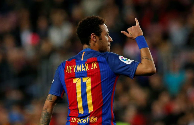 
Mùa hè năm 2013, Neymar đến với Barca với “cái mác” là thần đồng bóng đá của xứ sở Samba. Để rồi sau đó, dưới sự dìu dắt của Messi và các đồng đội khác tại Barcelona, Neymar có bước trưởng thành vượt bậc khi đoạt danh hiệu quả bóng đồng của FiFa vào năm 2015 và 2017. Ở kỳ chuyện nhượng hè 2017 vừa qua, Neymar quyết định chia tay Barca để gia nhập PSG và trở thành cầu thủ có giá trị chuyển nhượng cao nhất trong lịch sử.