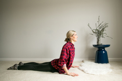 
Làm một vài động tác yoga đơn giản trước khi ngủ sẽ giúp cho cơ thể bạn cảm thấy thu giãn và thoải mái hơn rất nhiều