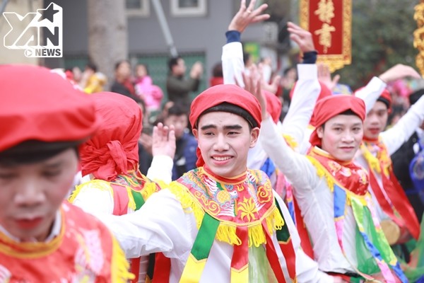 
Tại lễ hội làng Triều Khúc, trai sẽ đóng giả gái biểu diễn màn "con đĩ đánh Bồng"