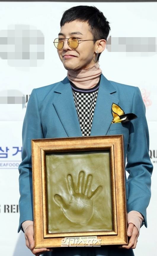 
G-Dragon in dấu tay tại sự kiện khai trương quán.
