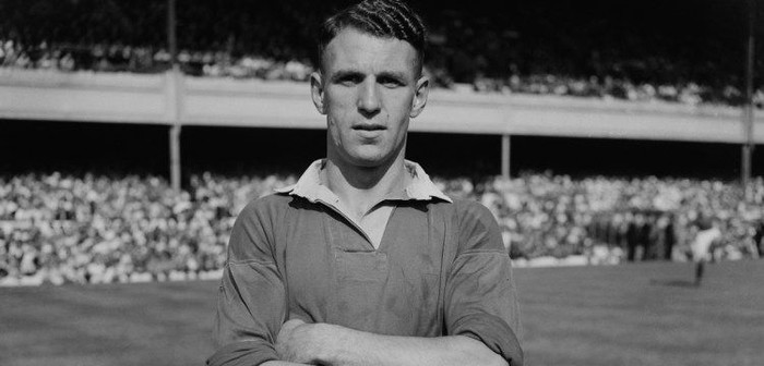 
Không nhiều CĐV Quỷ đỏ biết đến Jack Rowley, nhất là những người chỉ mới vừa ủng hộ CLB trong những thập kỷ gần đây. Jack Rowley được mệnh danh là "The Gunner" khi ông là một trong 4 cầu thủ ghi được hơn 200 bàn cho Man Utd. Xuất thân từ vị trí tiền đạo cánh trái nhưng tên tuổi của ông lại gắn liền với vị trí trung phong. Trong sự nghiệp của mình, ông đã có tổng cộng 12 hattrick và hai kỷ lục về số bàn thắng trong một mùa giải (25 bàn mùa 1946/47 và 30 bàn mùa 1952/53). Trong 12 mùa giải chơi bóng cho M.U, tiền đạo sinh năm 1920 đã ra sân 421 lần và có được 211 bàn thắng.
