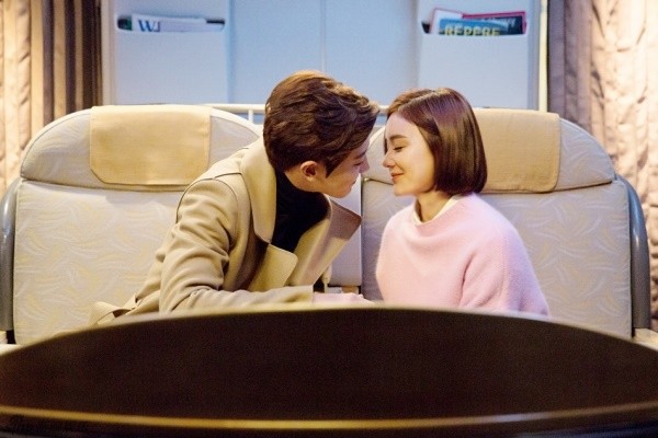 
Viên San San chắc chắn khiến nhiều người ghen tỵ bởi nụ hôn nông nhiệt với Chanyeol dù nó chỉ trên phim.