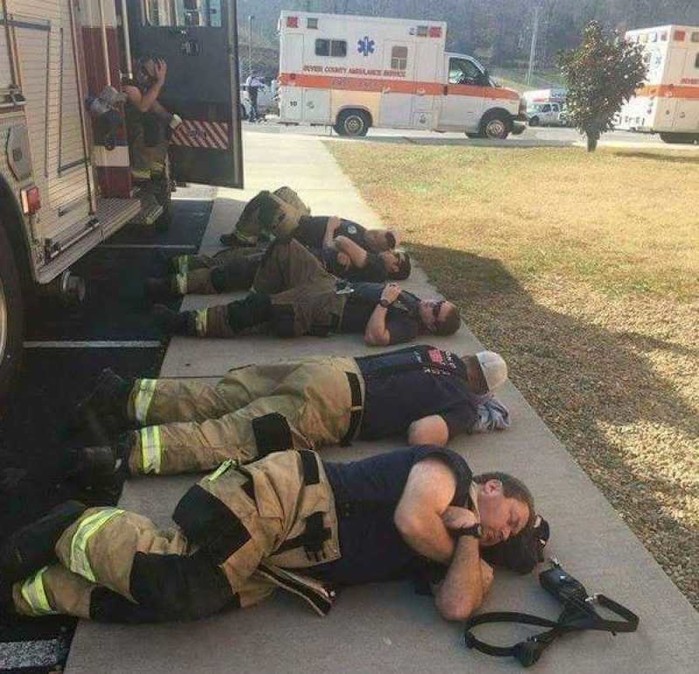 
Tấm ảnh này có nhiều ý nghĩa hơn mặt ngoài của nó. Giây phút nghỉ ngơi hiếm hoi của những người lính cứu hỏa sau gần 30 giờ cố gắng dập tắt đám cháy rừng ở Tennessee. Họ mệt đến nỗi có thể ngủ ở bất cứ đâu.