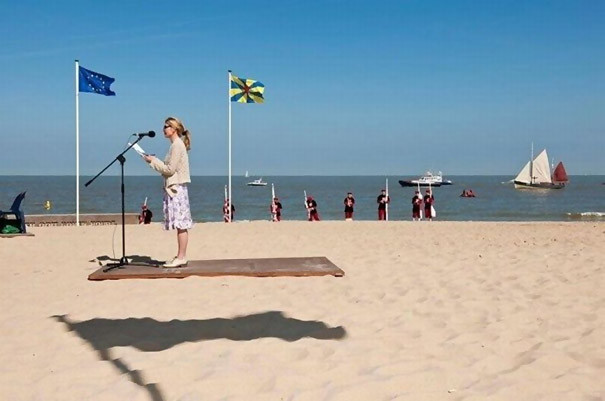 
Cô gái đang đứng phát biểu trên một tấm gỗ bay? Không hề, thực tế là bóng của một lá cờ khá giống với tấm thảm gỗ cô đang đứng mà thôi.
