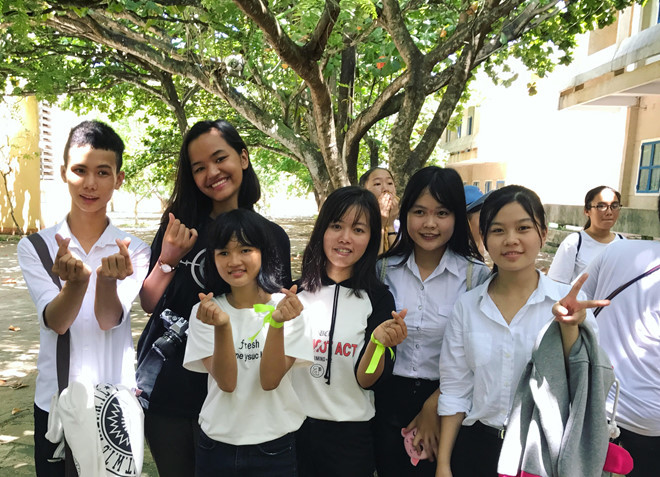 
Tôn Nữ cùng các học sinh trên đảo Lý Sơn.