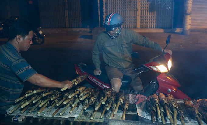
Ngay trong đêm, đã có nhiều khách ghé mua cá nướng. Một con cá lóc nướng ăn kèm với rau, mỡ hành có giá từ 130.000 đồng đến 170.000 đồng tùy loại.