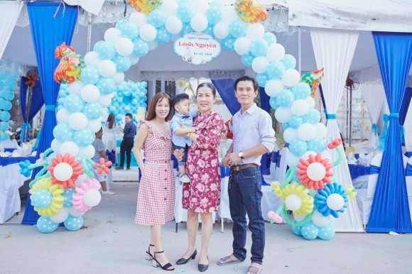 
Cả hai vợ chồng Ngọc Lan và Thanh Bình đã tổ chức sinh nhật cho con trai tại nhà mới, thay vì phải ở Nhà hàng.  - Tin sao Viet - Tin tuc sao Viet - Scandal sao Viet - Tin tuc cua Sao - Tin cua Sao