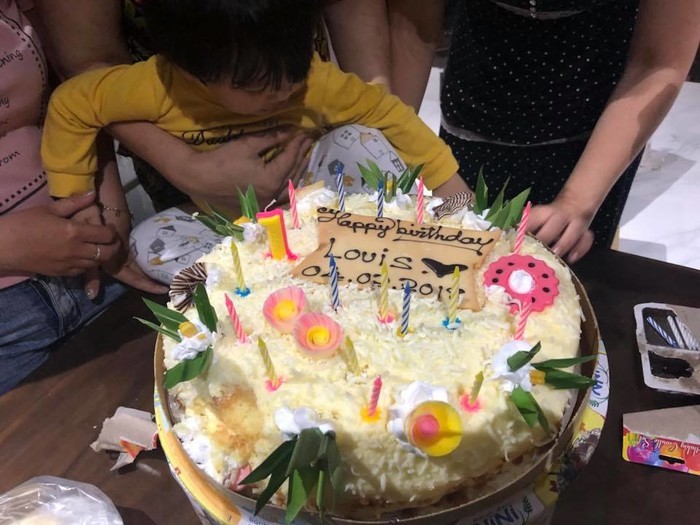 
Trước đó, vợ chồng Ngọc Lan đã mừng tuổi con khá đơn giản bằng 1 chiếc bánh sinh nhật đơn giản tại nhà.  - Tin sao Viet - Tin tuc sao Viet - Scandal sao Viet - Tin tuc cua Sao - Tin cua Sao