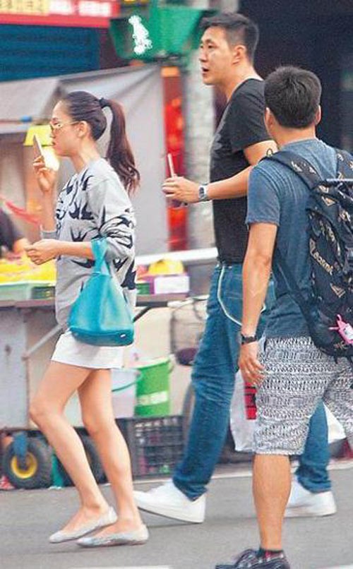 
Hình ảnh Trần Kiều Ân đi dạo cùng bạn trai tin đồn cũ Trương Bốc Kim.